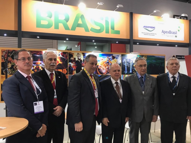 Embaixador do Brasil na Inglaterra, Eduardo dos Santos, é recepcionado por empresários e pelo presidente da Abimde, Frederico Aguiar