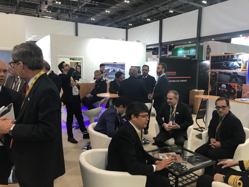 Empresários brasileiros em reunião de negócios durante a DSEI 2017